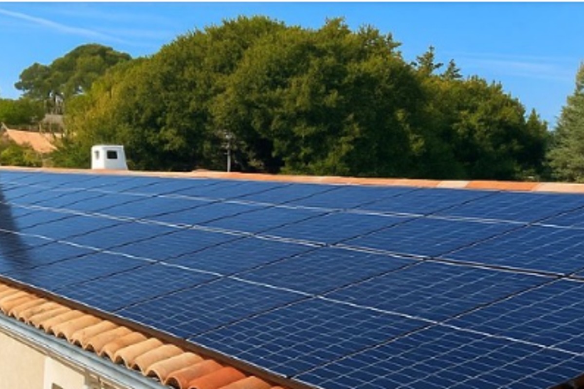 Installation de panneaux solaires sur toiture en Occitanie